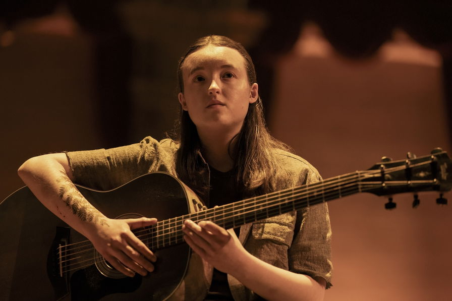 The Last of Us - Ellie tiene in mano una chitarra
